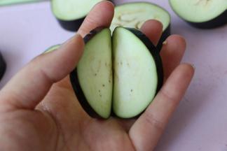 在中间切一刀，但不要切透。