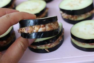 将肉馅塞入茄子中间.