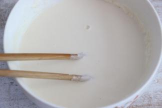 面粉中加入适量水，搅拌成比较浓稠的面糊。