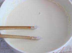 面粉中加入适量水，搅拌成比较浓稠的面糊。