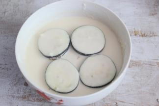 将茄盒放入面糊中，裹上面糊。