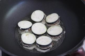 不沾锅中倒入适量食用油。放入茄盒小火煎制。