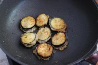 翻面煎至两面金黄即可。