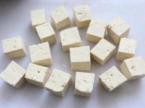 豆腐切小块。