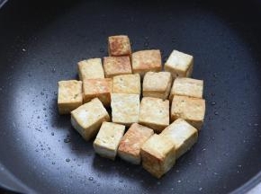 煎至豆腐金黄。