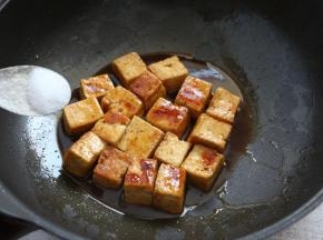 撒少许盐调味。