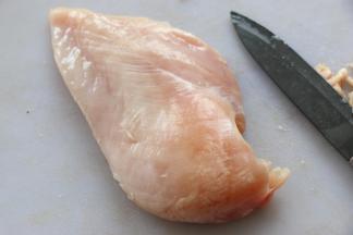 鸡胸肉去掉筋膜。