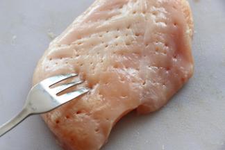 用叉子扎眼儿，方便腌制的时候入味。