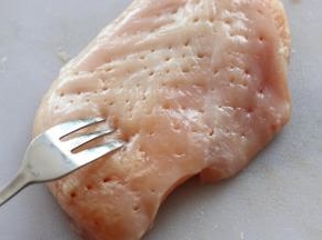 用叉子扎眼儿，方便腌制的时候入味。