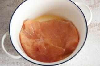 用胡椒粉、料酒、盐腌制15分钟，期间轻轻的按摩，使其更好地吸收。