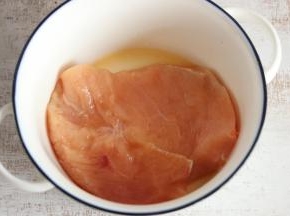 用胡椒粉、料酒、盐腌制15分钟，期间轻轻的按摩，使其更好地吸收。