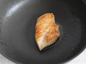 翻面继续煎熟，煎至两面金黄。
