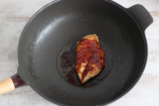 加入照烧汁，半碗水，焖煮3分钟。