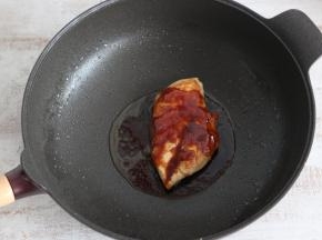 加入照烧汁，半碗水，焖煮3分钟。