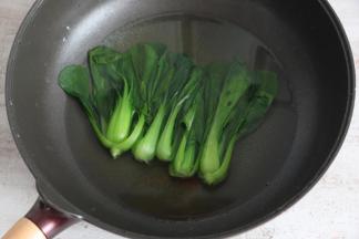 油菜焯烫熟捞出备用。