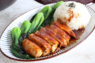 准备一碗米饭，鸡肉切条，搭配上焯烫好的油菜，淋上汤汁即可。