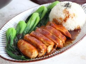 准备一碗米饭，鸡肉切条，搭配上焯烫好的油菜，淋上汤汁即可。