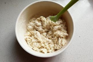 所有面团材料除黄油外放入容器中，先拌成絮状。