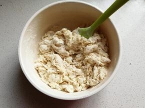所有面团材料除黄油外放入容器中，先拌成絮状。