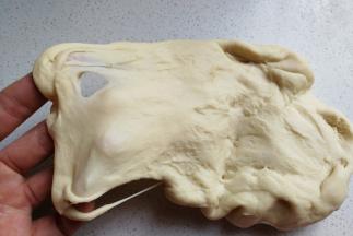 然后开始揉面，揉面至出现粗膜状态时，再加入软化的黄油继续揉面。