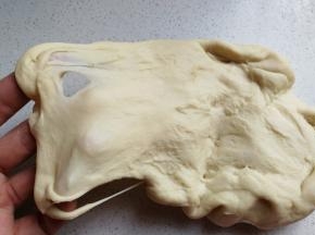 然后开始揉面，揉面至出现粗膜状态时，再加入软化的黄油继续揉面。