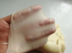 一直揉面至这种完全扩展阶段后即揉面完成。