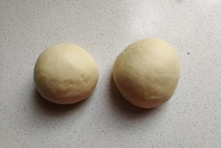 然后把揉好的面团分成两份，其中一份比另一份重约30克左右。