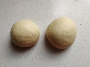 然后把揉好的面团分成两份，其中一份比另一份重约30克左右。