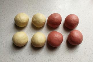 发酵好的两份面团取出来揉搓排气，然后再分别分成均匀的四份滚圆，盖保鲜膜静置十分钟左右。