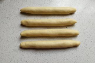 先把静置好的白色面团搓成长条状。