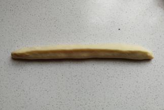 然后把两边对捏起来，接口处捏紧。