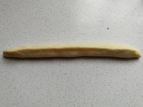 然后把两边对捏起来，接口处捏紧。