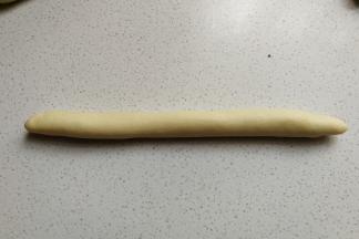 再稍微搓滚几下，接口处朝下摆放，然后再做完剩下的三个，盖上保鲜膜放一边备用。