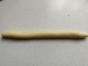 再稍微搓滚几下，接口处朝下摆放，然后再做完剩下的三个，盖上保鲜膜放一边备用。