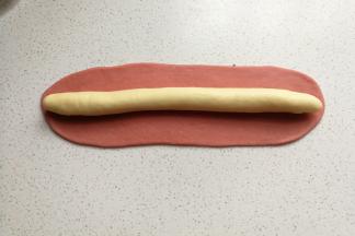 然后取一份白色面条放在红色面皮中间。