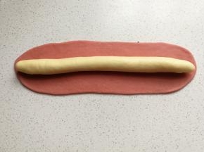 然后取一份白色面条放在红色面皮中间。