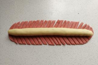 再用刮板在红色面片两侧斜着画出均匀的条状。