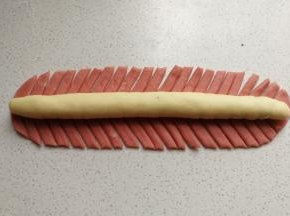 再用刮板在红色面片两侧斜着画出均匀的条状。