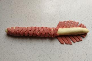 然后一条条左右交叉着叠加起来编好。