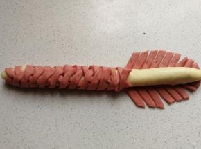 然后一条条左右交叉着叠加起来编好。