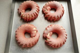 发酵好的花环包取出来再筛上一层高筋面粉，然后放入预热好的烤箱，中层上下火180度，烤约20-25分钟左右。（上次满意后要及时加盖锡纸，以免上色过深）