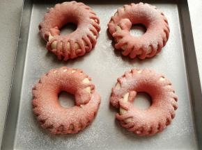 发酵好的花环包取出来再筛上一层高筋面粉，然后放入预热好的烤箱，中层上下火180度，烤约20-25分钟左右。（上次满意后要及时加盖锡纸，以免上色过深）