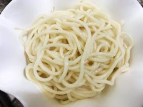 面条煮熟后放在碗里，面条不要煮的太软烂过芯即可