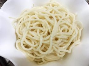 面条煮熟后放在碗里，面条不要煮的太软烂过芯即可