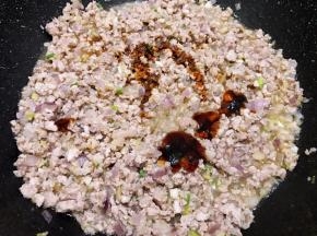 加入盐，白糖，老抽？蚝油调味，大家可以自己试试味道
