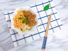 趁热拌匀，让每根面条都裹上调料和杂酱