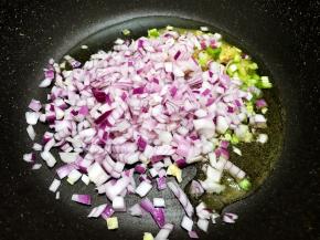 油热后加入葱姜蒜末，洋葱丁炒香