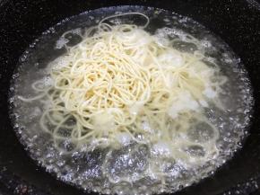 水开后放入面条滑散