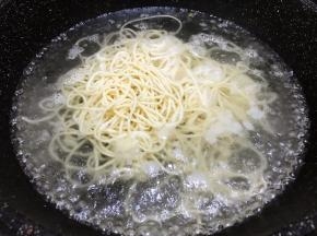 水开后放入面条滑散