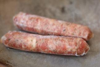 平底锅中加入少许油烧热，将香肠放入锅中